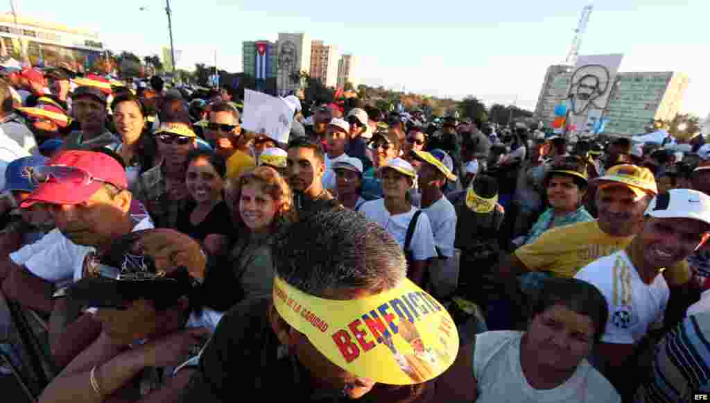 Cientos de personas se congregan hoy, miércoles 28 en la Plaza de la Revolución José Martí, en La Habana, donde el papa Benedicto XVI oficiará una misa multitudinaria, en su última jornada en Cuba.