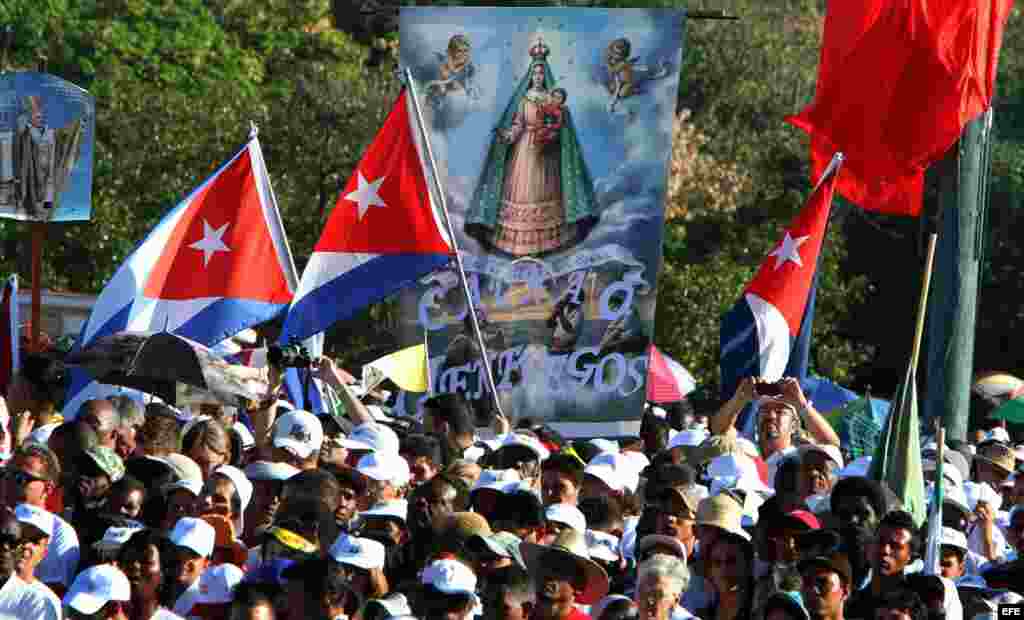Cientos de personas se congregan en la Plaza José Martí, en La Habana, donde el papa Benedicto XVI oficiará una misa en su última jornada en Cuba. EFE/Alejandro Ernesto
